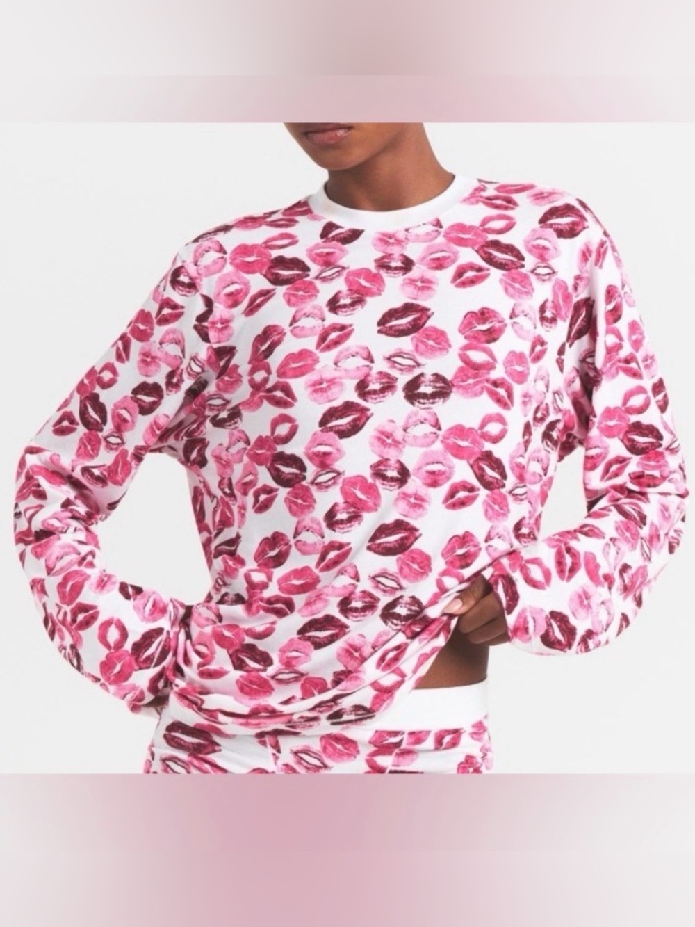 SKIMS BOYFRIEND LONG SLEEVE COLOR: PINK ALLOVER LIPSTICK SIZE: M